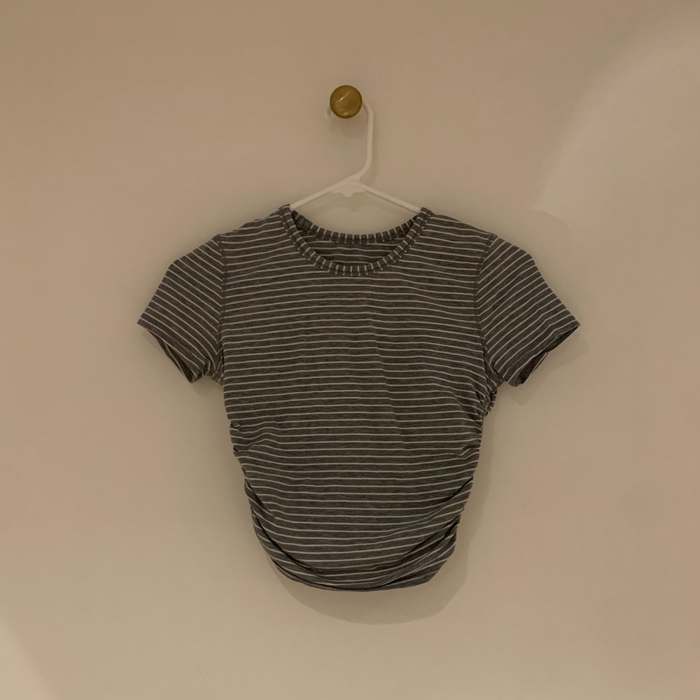 Lululemon grey and white tight crop 🤍